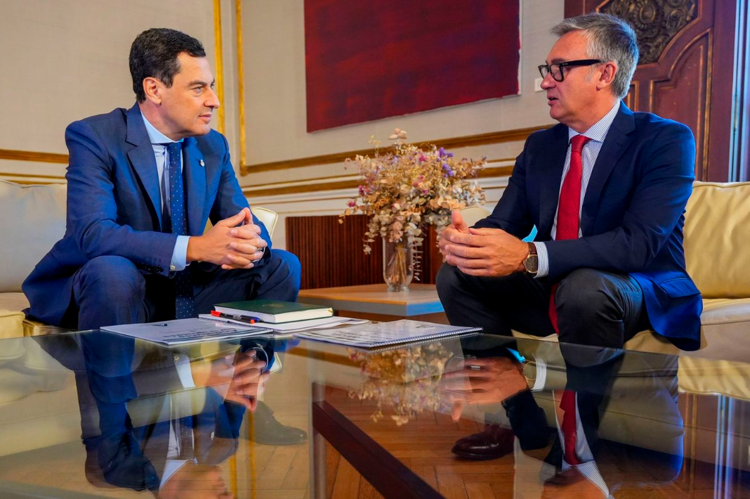 Juanma Moreno se sienta con VOX tras 22 días de espera y a menos de 48 horas para conformar la Mesa del Parlamento