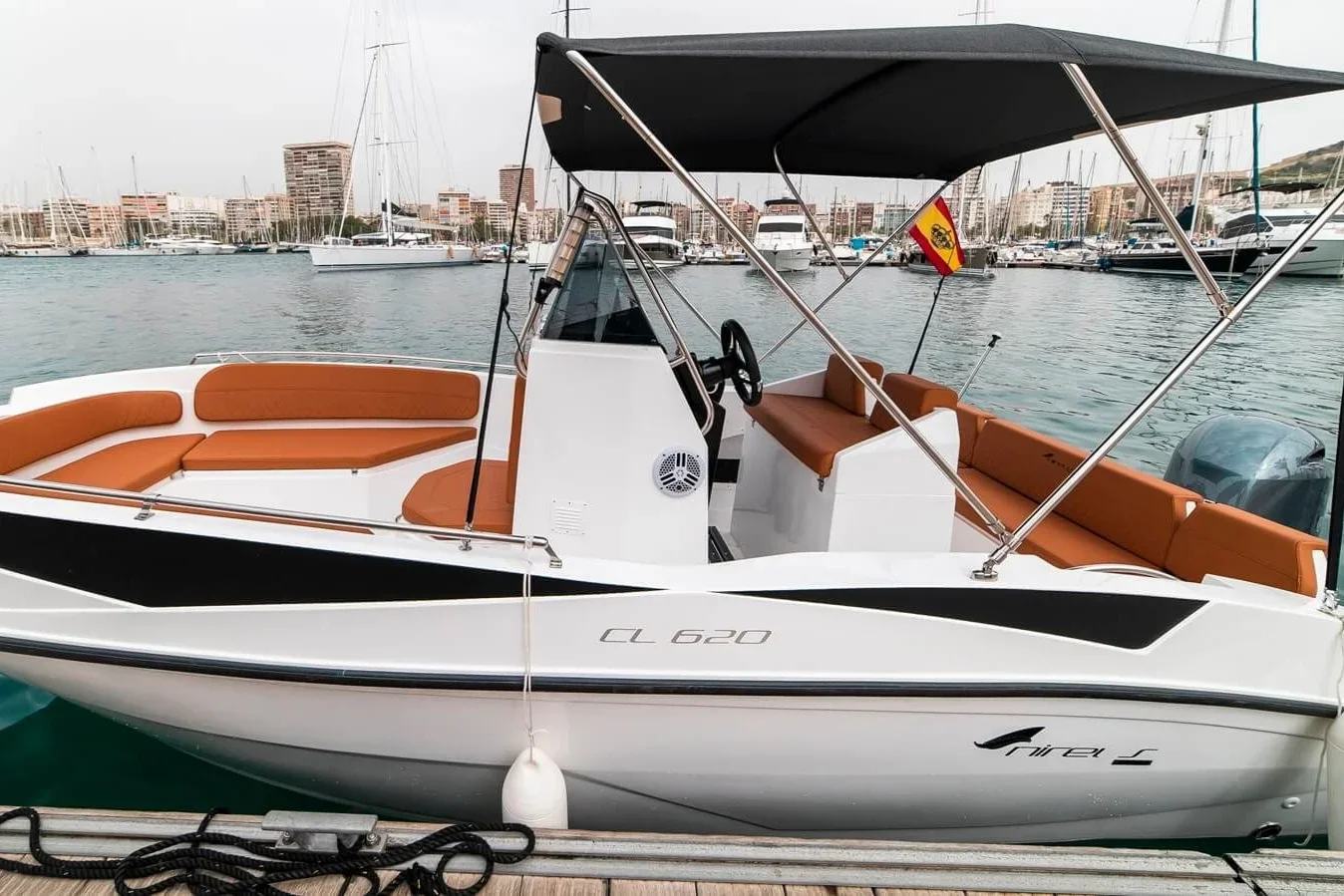 Delfinautica impulsa en Alicante una escuela náutica de formación real, seguridad y experiencias en el mar