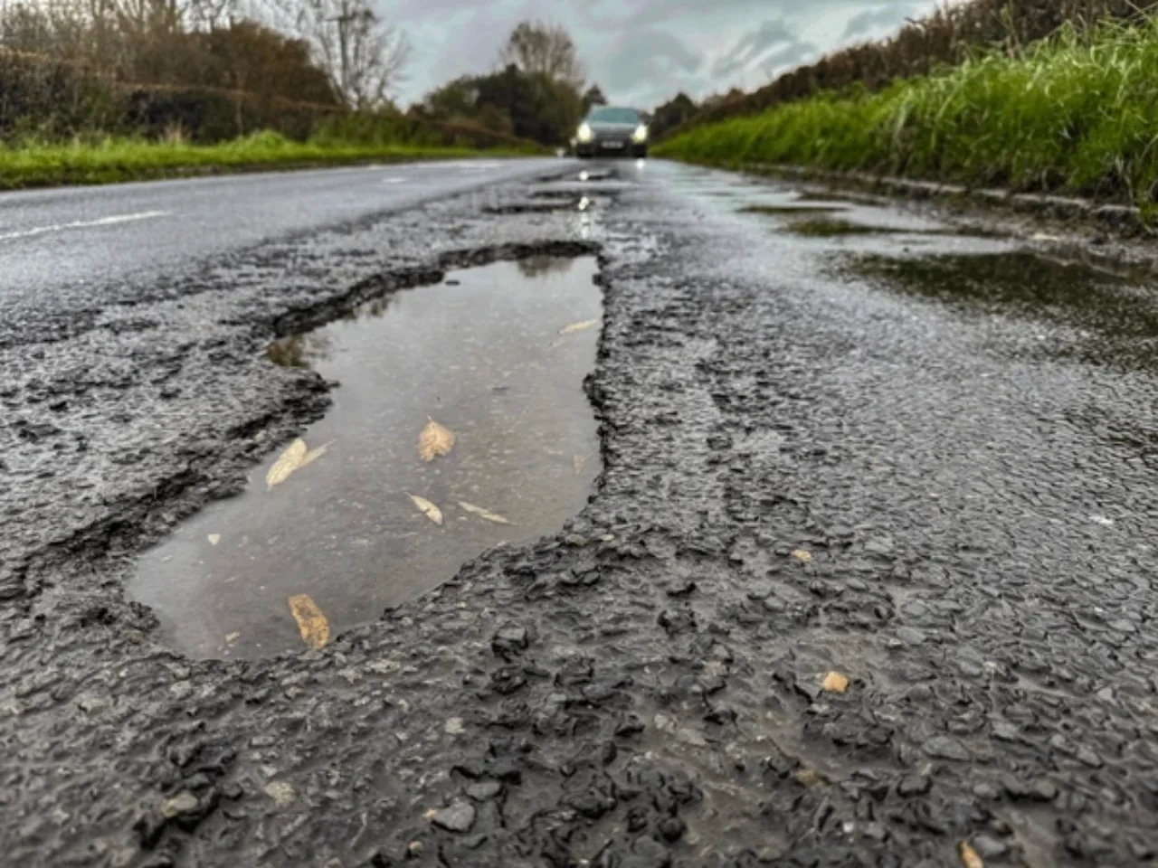 Baches en la carretera que ponen en peligro la conducción