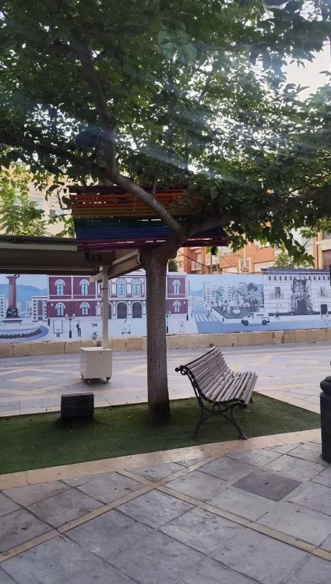 Banco arcoíris en la copa de un árbol