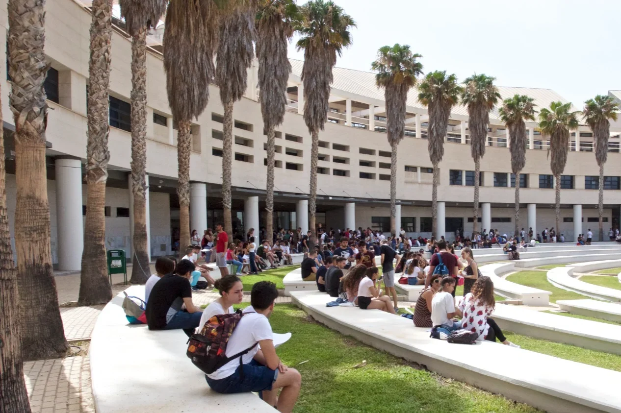 La Generalitat Valenciana congela las tasas universitarias y eleva a más de 51 millones becas para estudios superiores