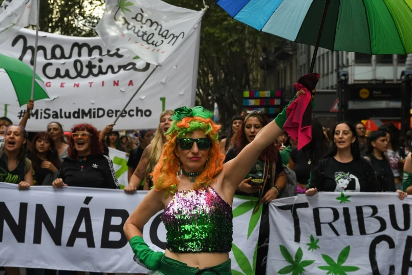 La izquierda que gritaba “hermana, yo sí te creo” y miraba hacia otro lado en su propia casa