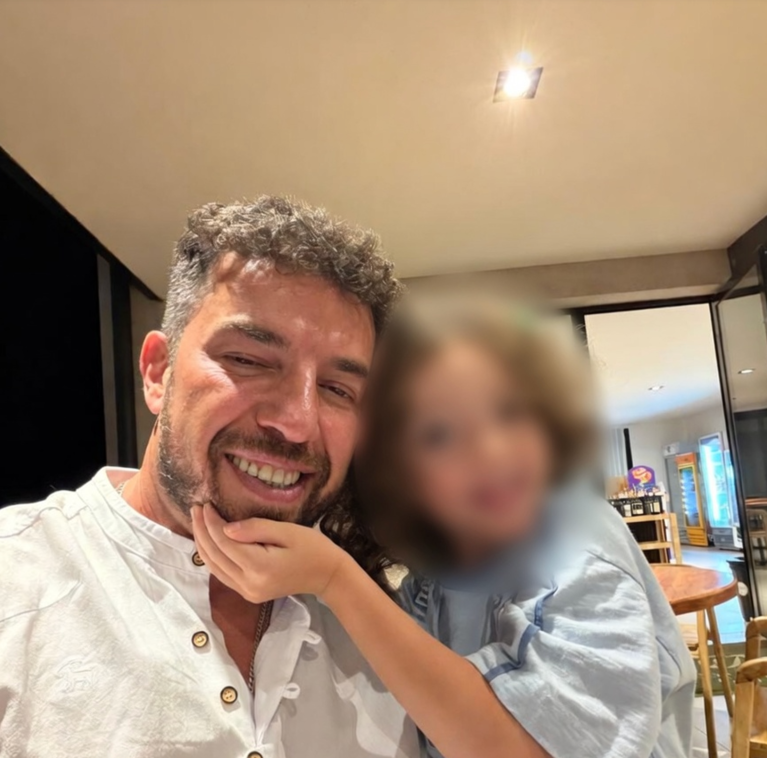Tras años de bloqueos y denuncias cruzadas, el menor finalmente queda bajo la custodia de su padre