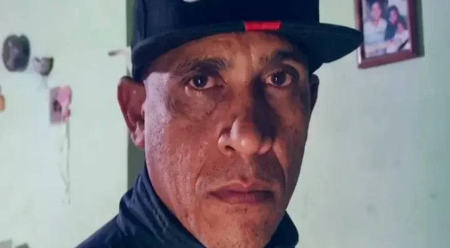  Hernán Gil, un vigilante de seguridad, fue rescatado con vida después de permanecer ocho días atrapado bajo los escombros