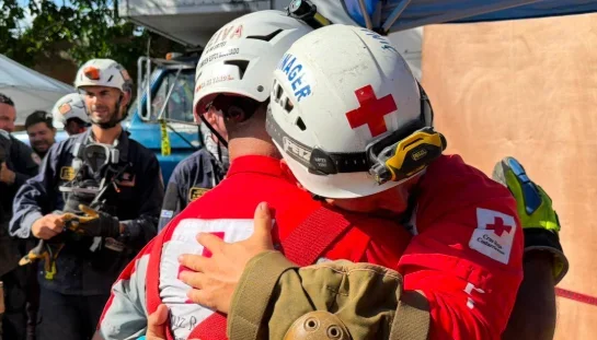  Hernán Gil, un vigilante de seguridad, fue rescatado con vida después de permanecer ocho días atrapado bajo los escombros