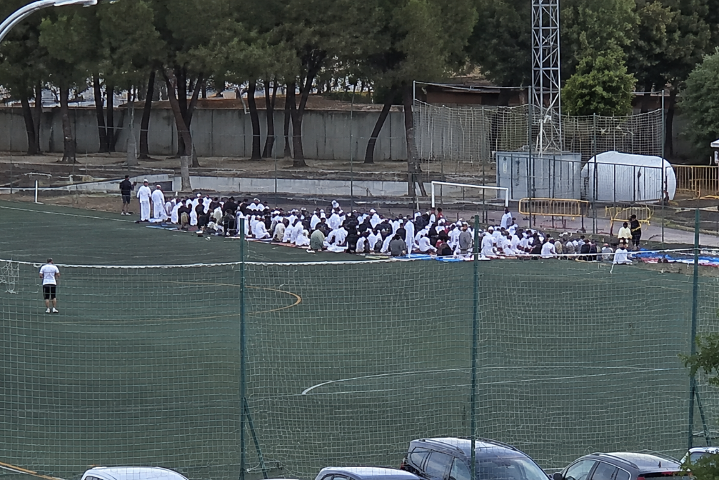Decenas de musulmanes convierten un poliderpotivo municipal de Sevilla en una mezquita al aire libre