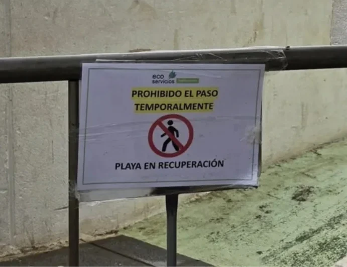 Cartel que prohíbe el paso a la playa Benítez en Ceuta