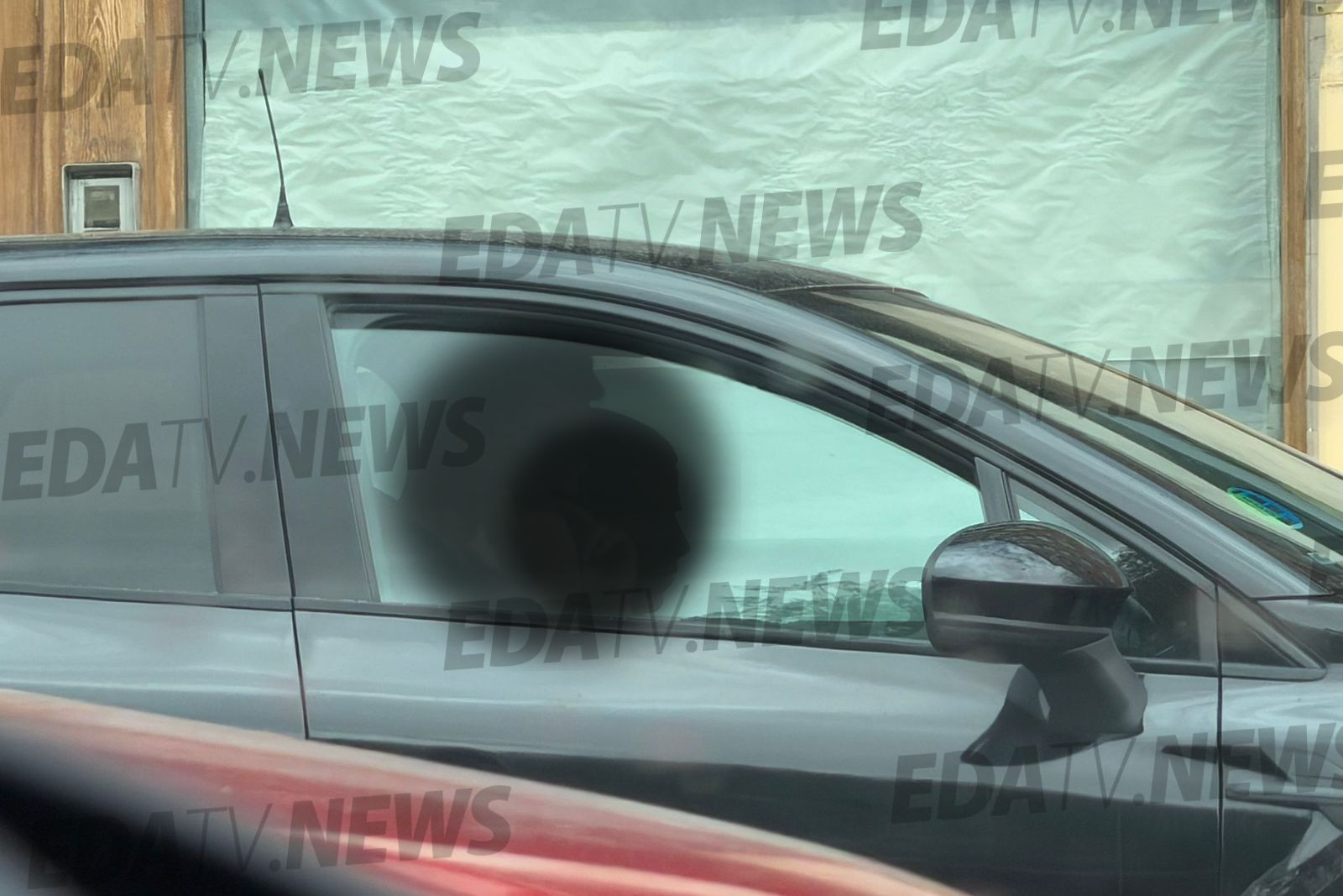 Coche policial hace guardia a Santaolalla en la puerta de su domicilio