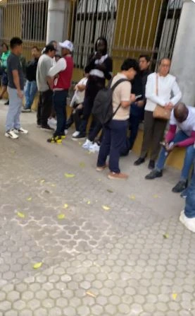 Cola de inmigrantes en un consulado en Sevilla