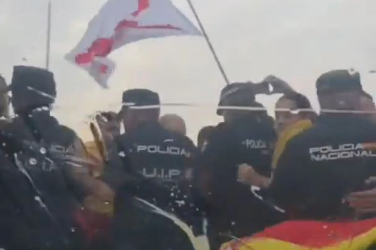 De grabar a los manifestantes a quedar atrapado en un coche: el ataque a Julia Ferreras y un activista de la Flotilla