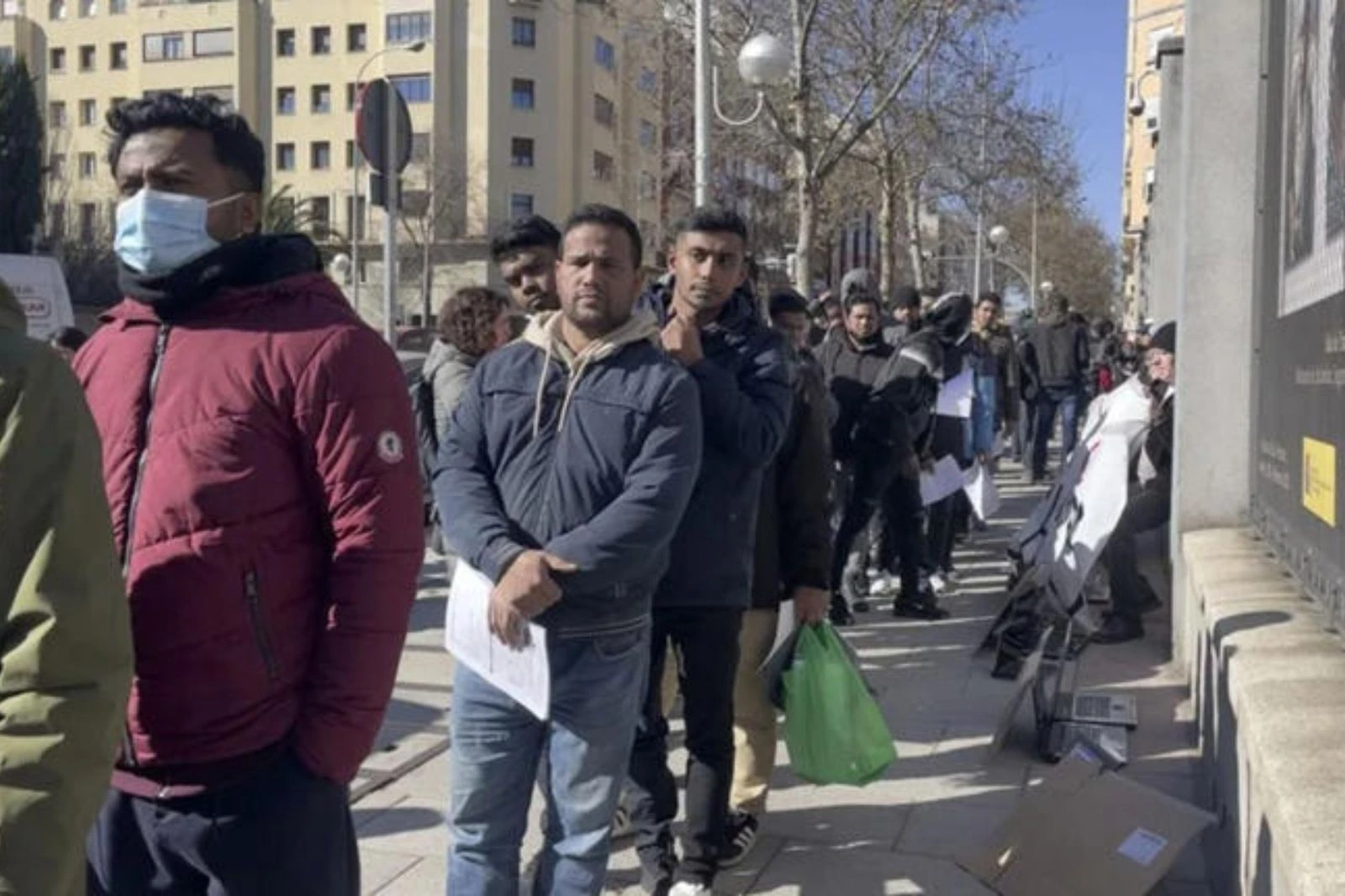 Colas en los consulados para la regularización de inmigrantes