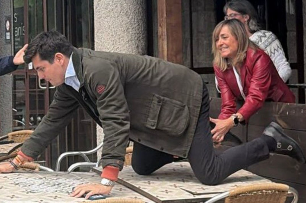 Así ha tenido que huir Vito Quiles de los ataques de dos mujeres para preguntar a Begoña Gómez