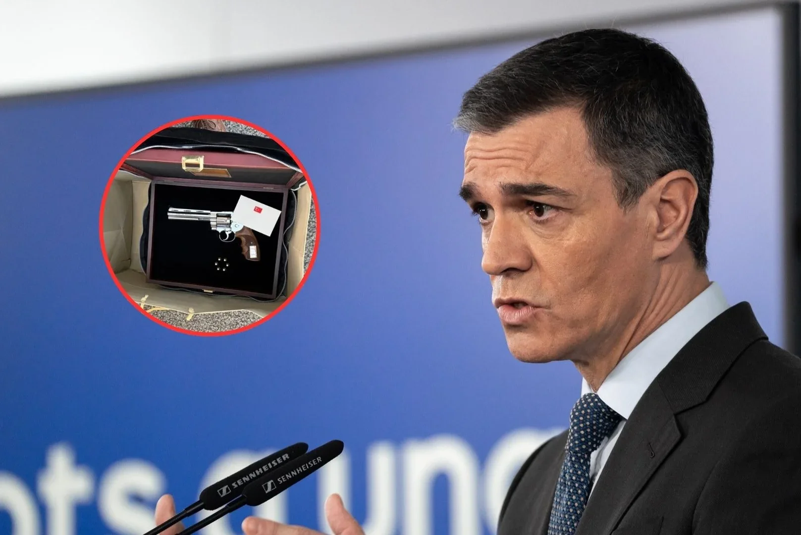 Pedro Sánchez recibe un revólver personalizado con munición en la cumbre de la OTAN