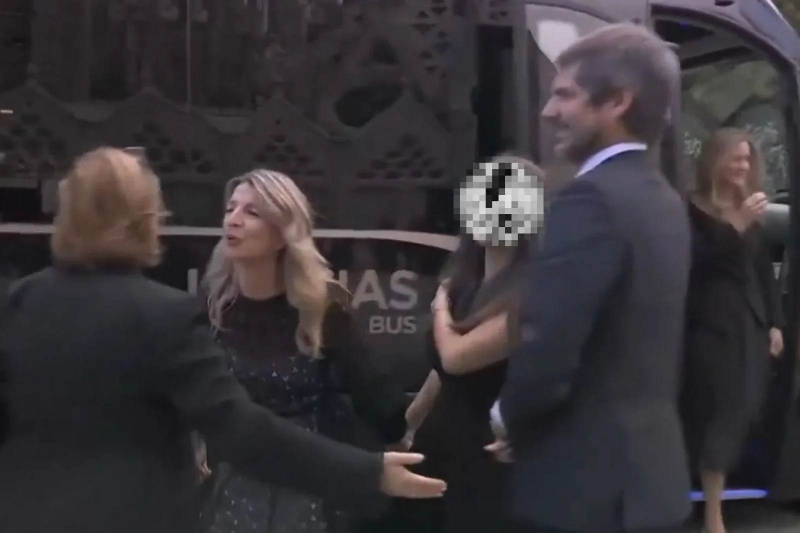 Al acto religioso ha acudido acompañado por su esposa, Begoña Gómez, así como por 14 ministros de su Ejecutivo y la hija de la vicepresidenta segunda, Yolanda Díaz