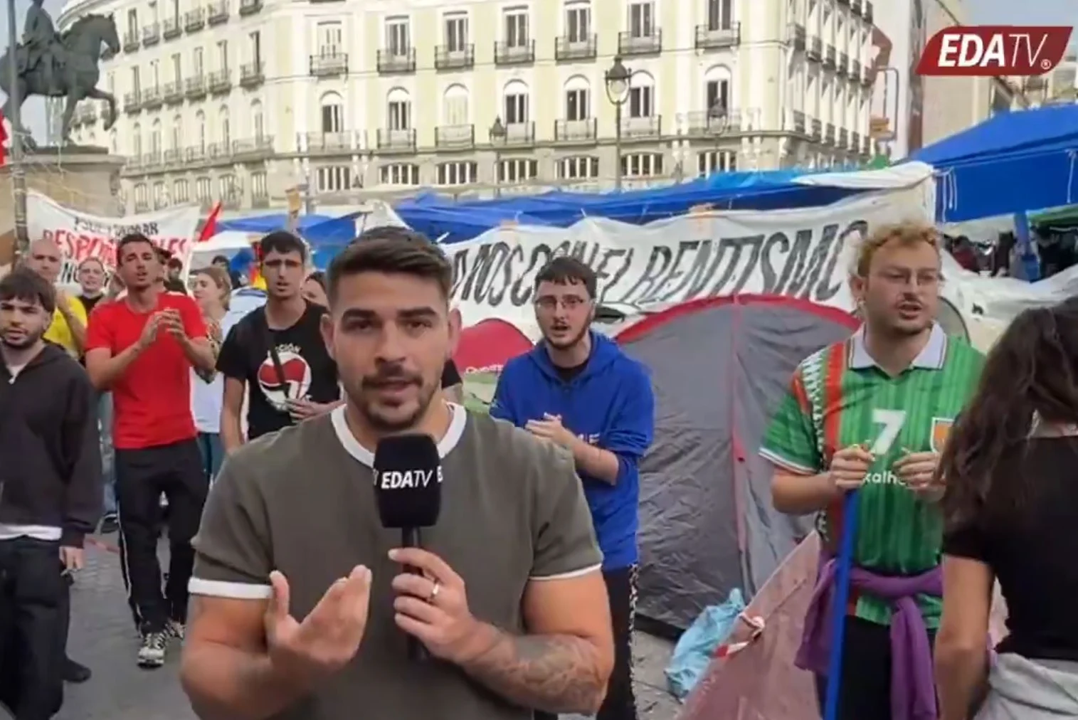Así reaccionan en la acampada de Sol a las preguntas de EDATV: "Fuera fascistas de nuestros barrios"
