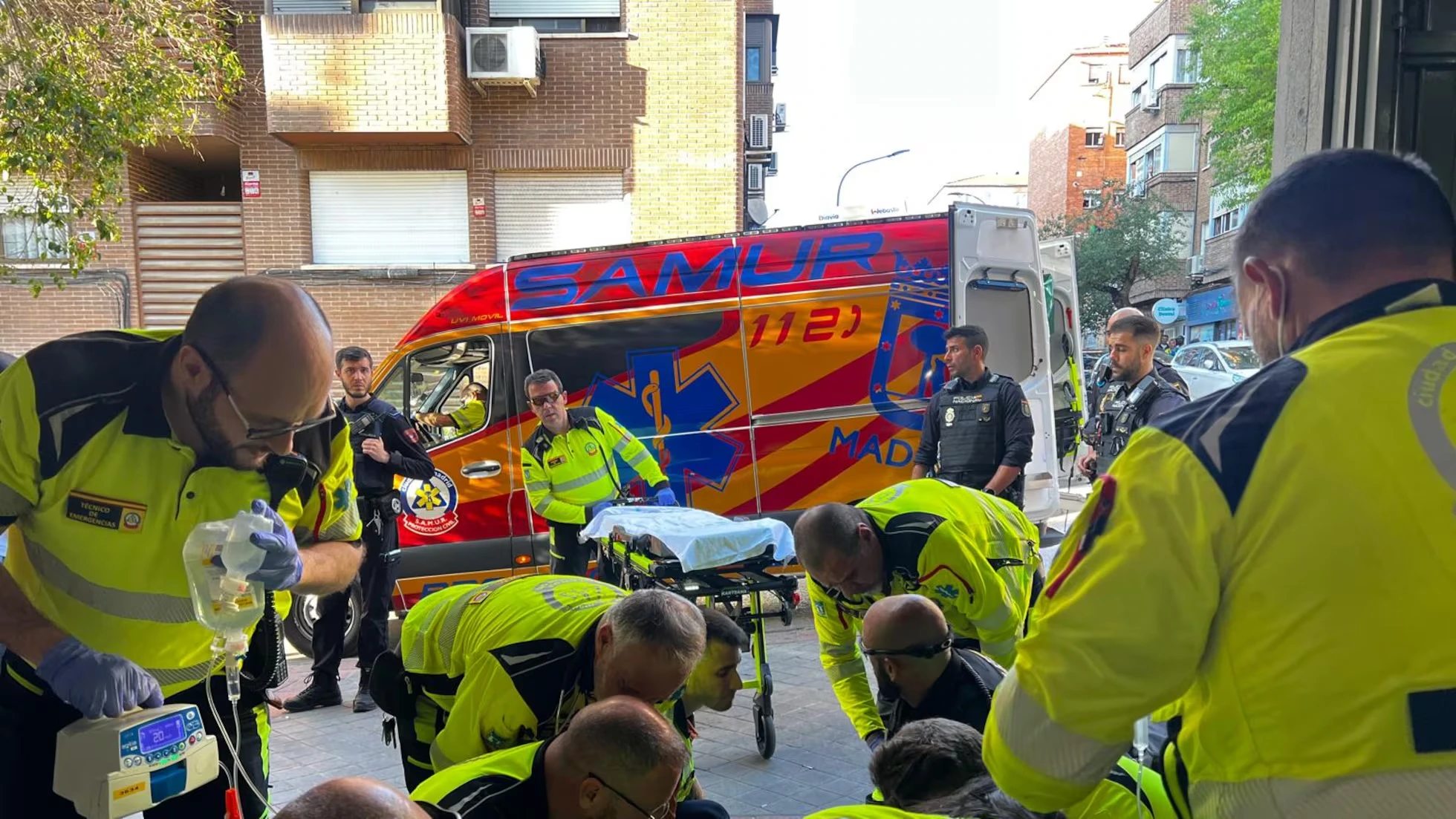 Uno de los heridos sufrió lesiones en la mano y fue atendido por servicios de emergencia.