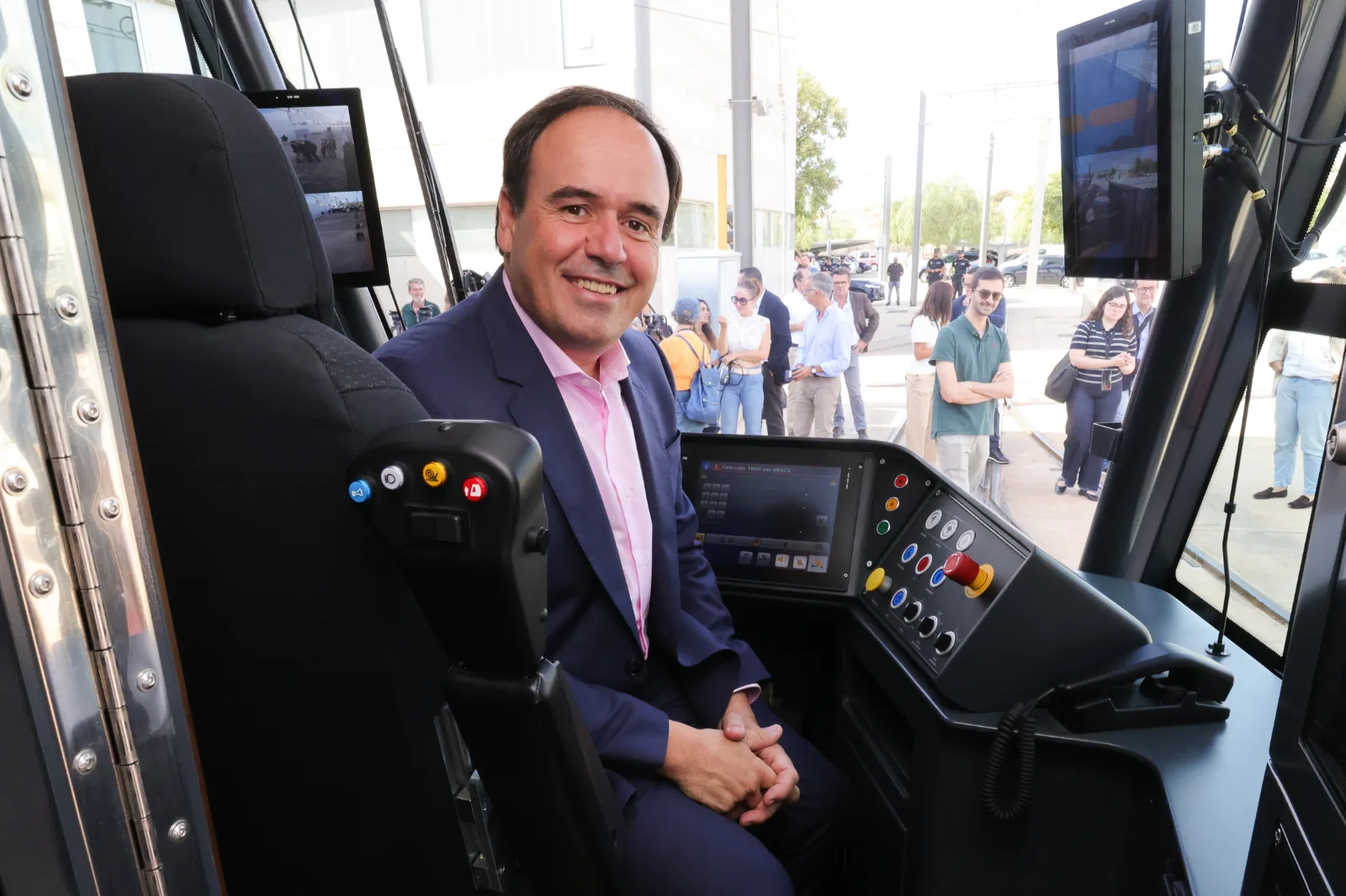 Pérez Llorca cuestiona los trenes antiguos de Renfe y presenta una inversión de 140 millones en nuevos tranvías