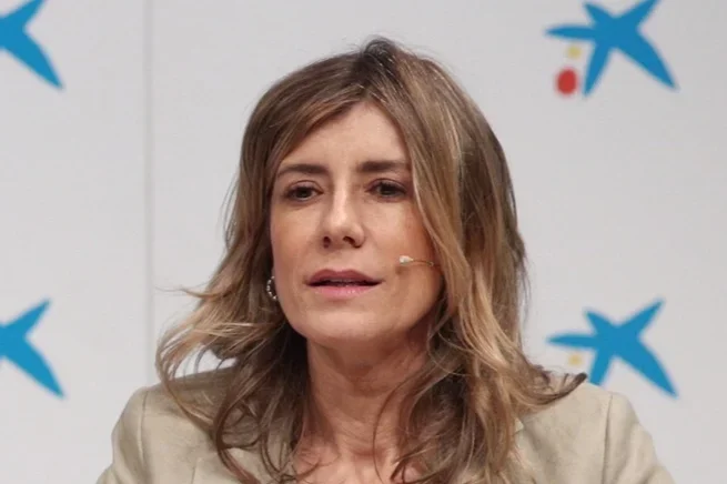 Begoña Gómez entrega al juez Peinado los billetes de su viaje a Reino Unido y recurre el requerimiento judicial