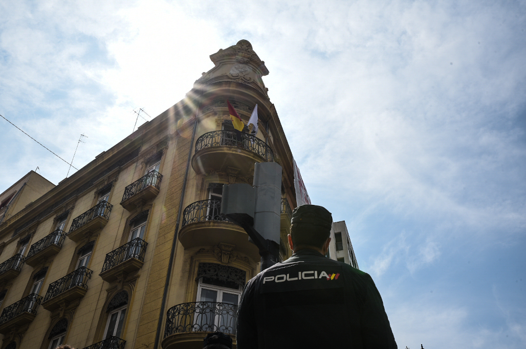 Okupas a las puertas de Les Corts: pintadas que celebran la ocupación frente al parlamento que la izquierda lleva década