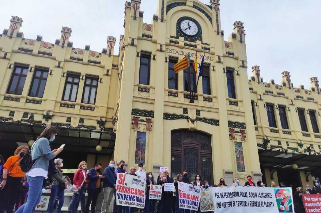 Uno de cada tres Cercanías de Valencia llega tarde: el caos ferroviario que Sánchez no quiere ver