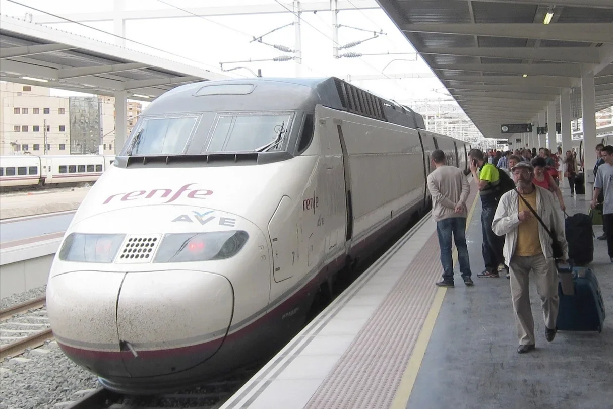 Retrasos en la alta velocidad Madrid-Valencia-Alicante por una incidencia en la infraestructura ferroviaria