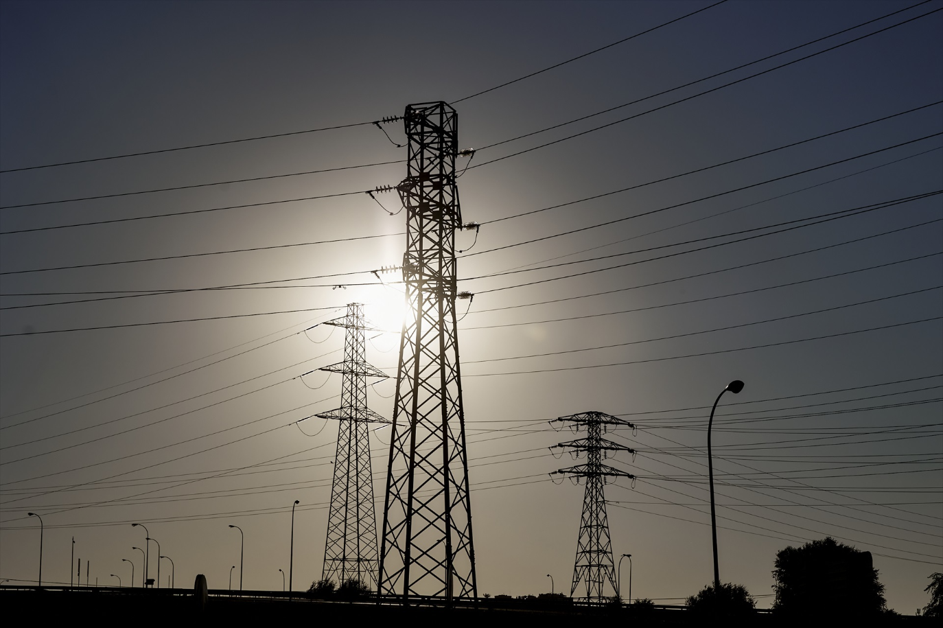 La luz sube por la puerta de atrás: los costes fijos se disparan un 31 % mientras el consumidor mira el precio del kWh