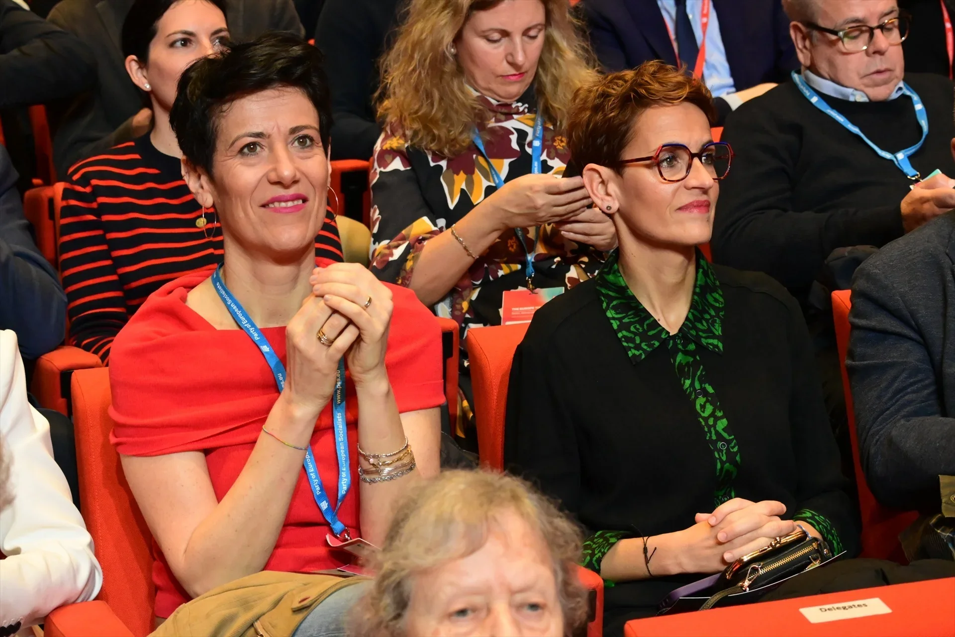 Elma Saiz y María Chivite se disfrazan con pelucas para salir de fiesta por San Fermín