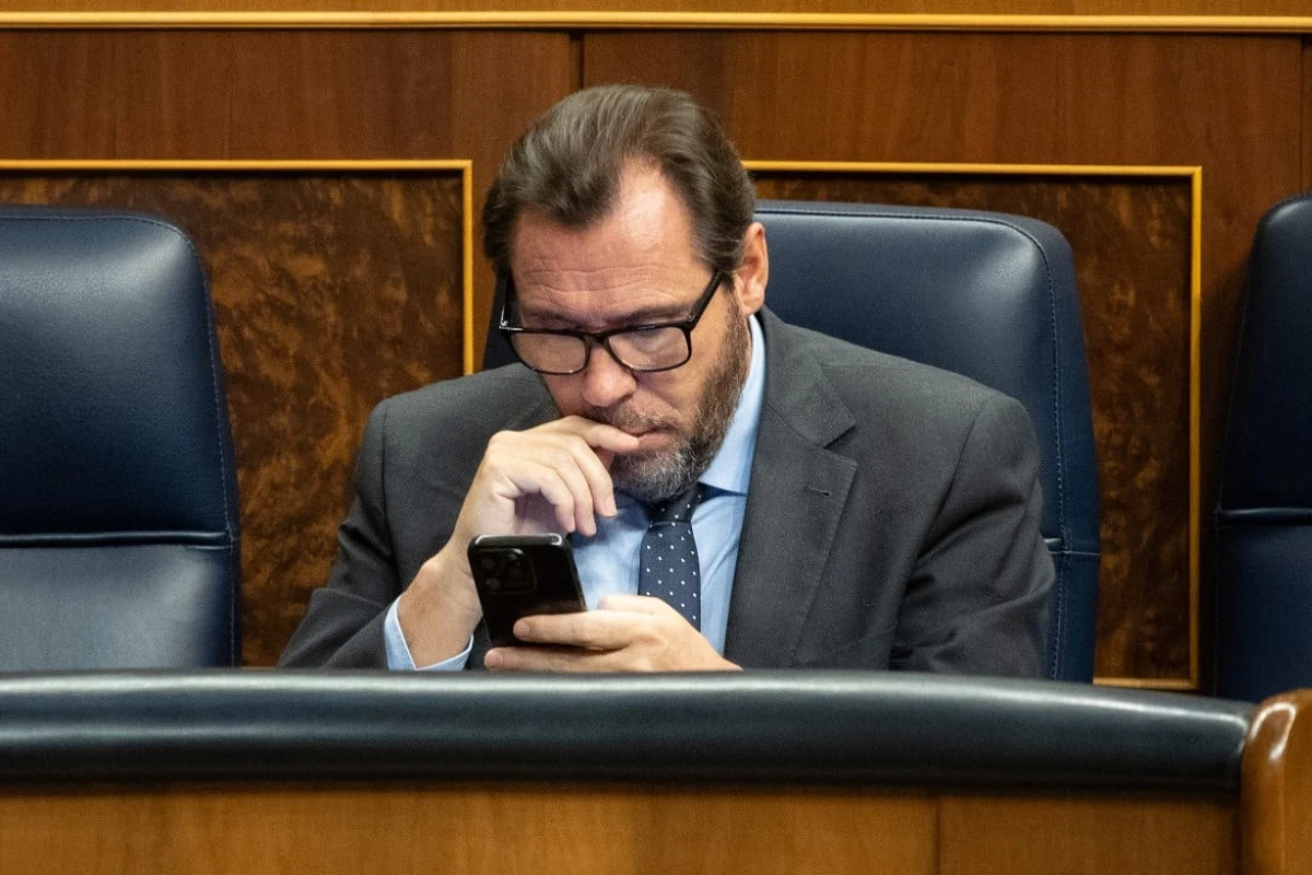 Mientras los trenes descarrilan, Óscar Puente sigue jugando a tuitero