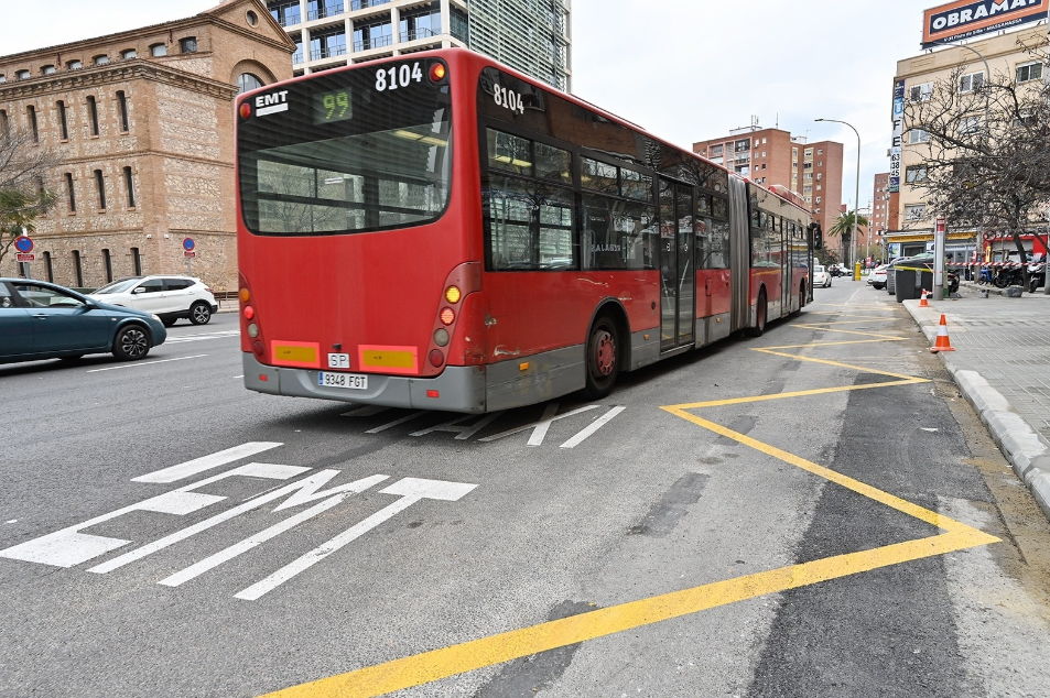 Carbonell anuncia el operativo verano de la EMT: 13 millones de plazas y 12 líneas reforzadas hasta las playas