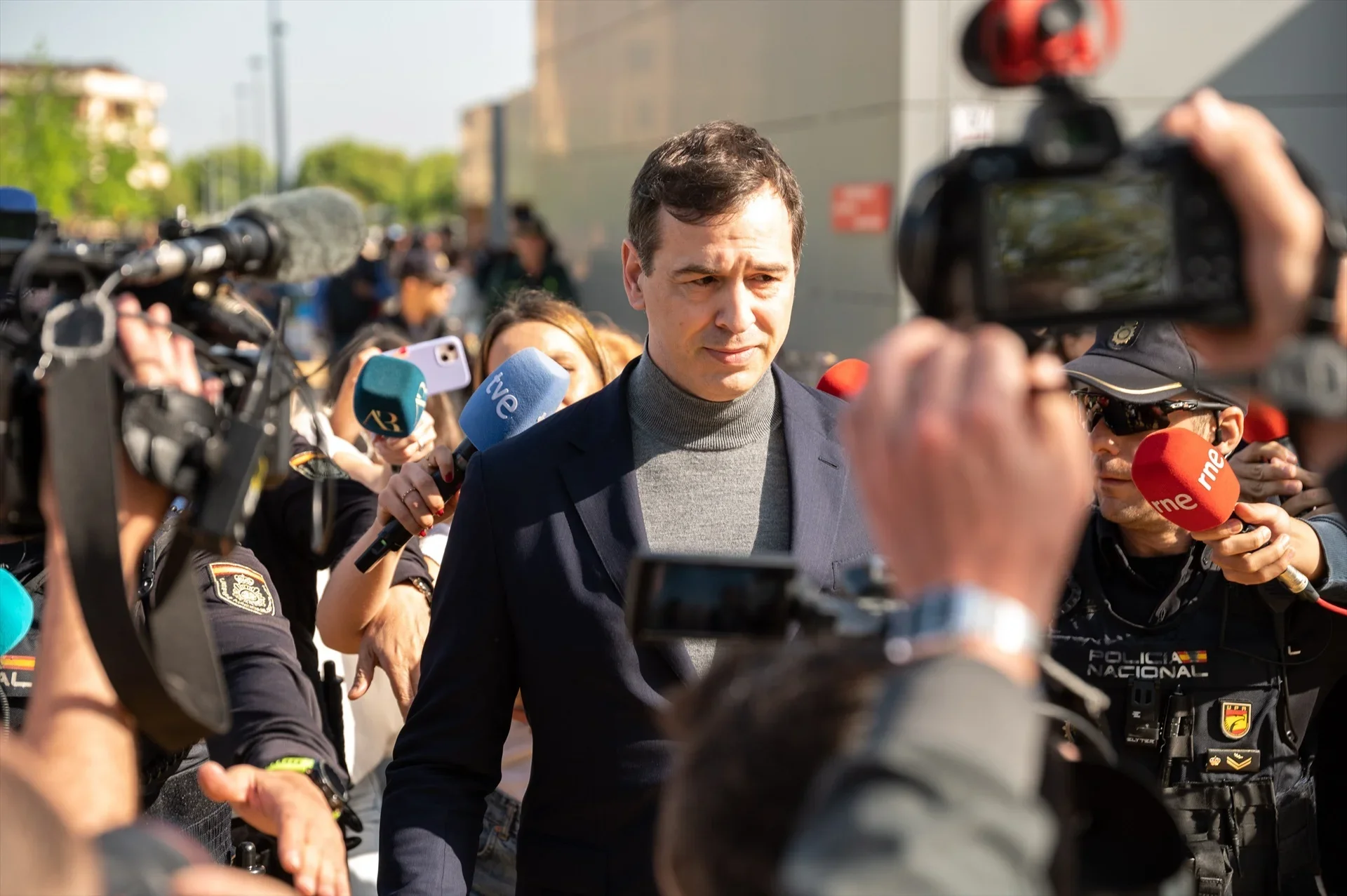 La iniciativa llega después de que la sentencia que condenó a David Sánchez a nueve años de inhabilitación no acordara el reintegro de sus nóminas