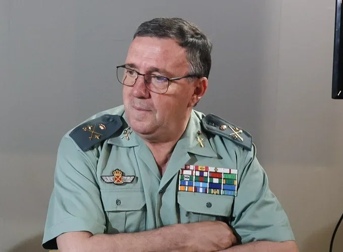 Quién es Fernando Mora Moret, el general que plantó cara al alto mando de la Guardia Civil que quiso boicotear a Ayuso