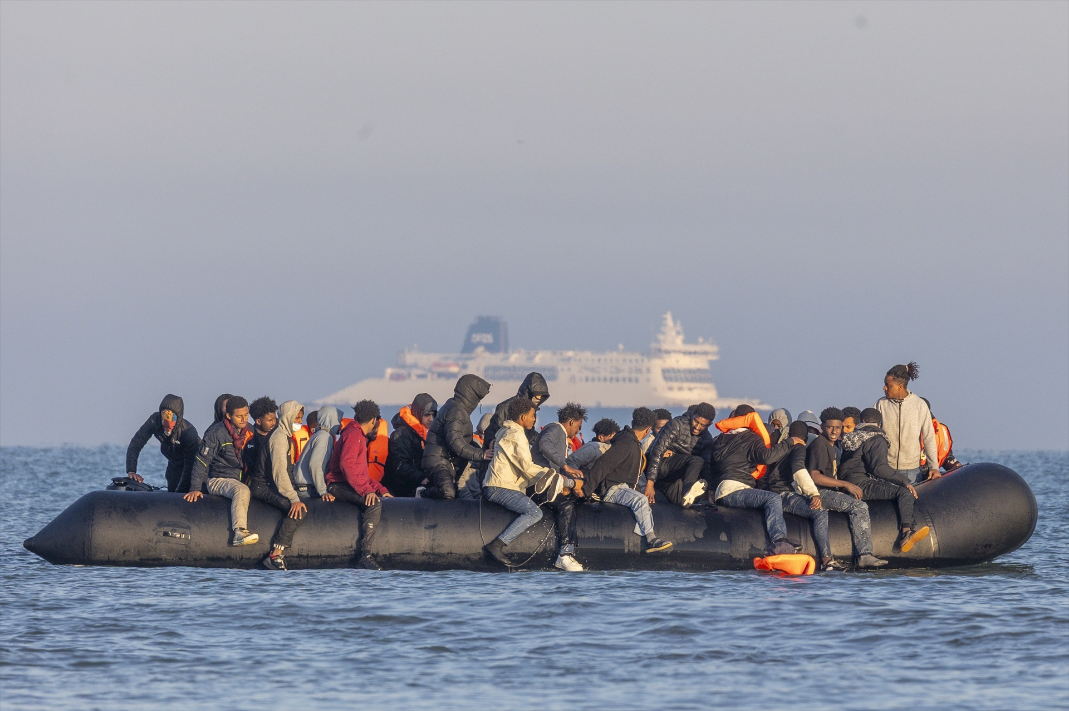 Reino Unido utilizará reconocimiento facial para detectar a inmigrantes adultos que se hacen pasar por menores