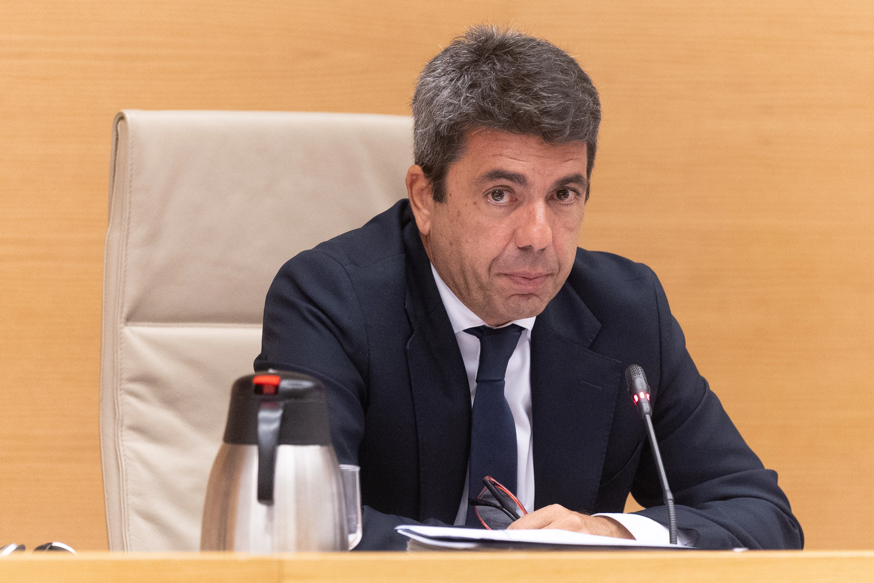 Mazón tendrá que sentarse ante la jueza de la dana: la instructora le cita como testigo y reclama sus comunicaciones