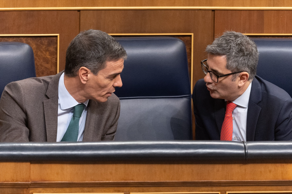 El dineral que destina el Gobierno para rastrear las menciones a Sánchez y Bolaños en los medios