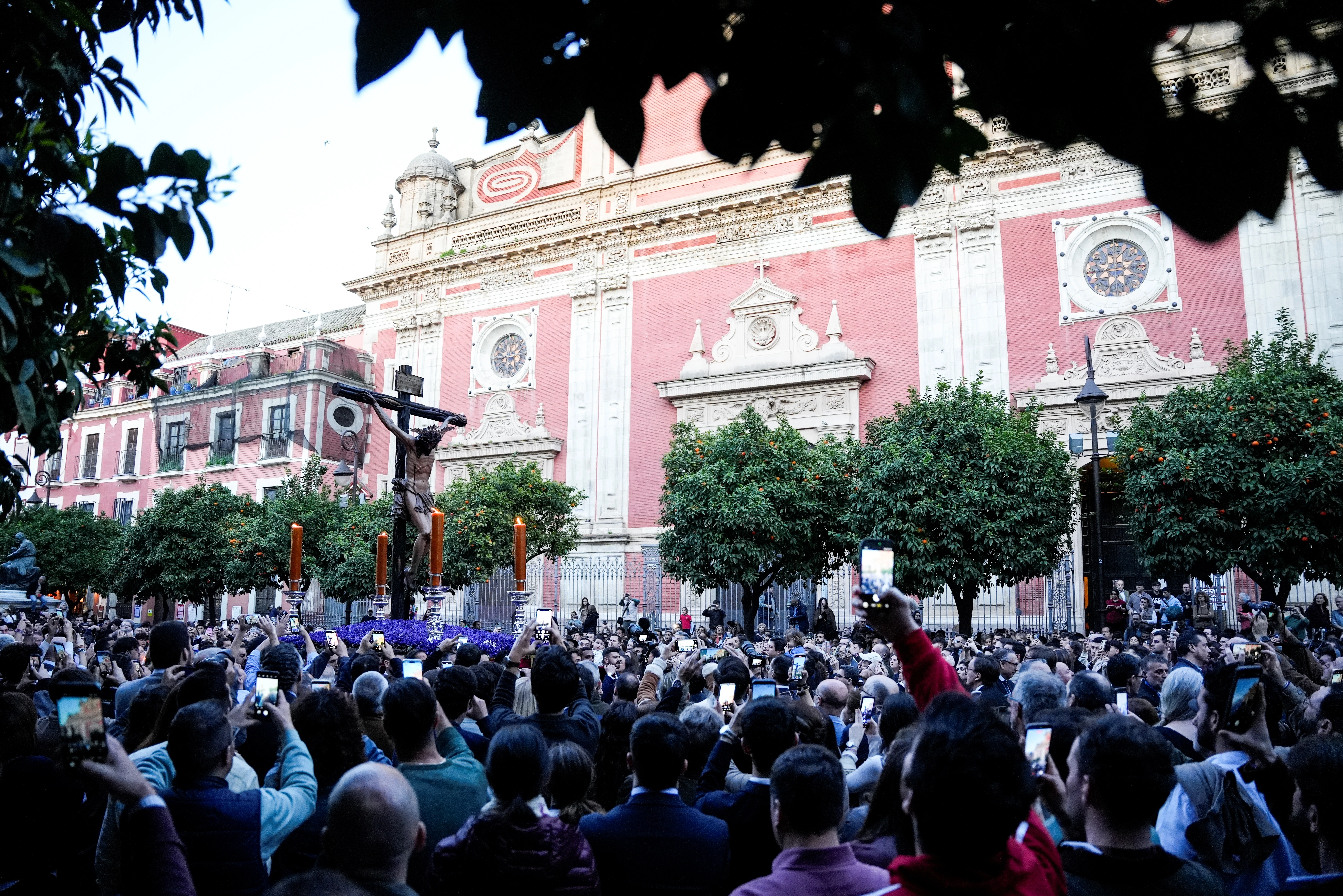 El Gobierno amenaza a una cofradía de 500 años por atreverse a votar "no"