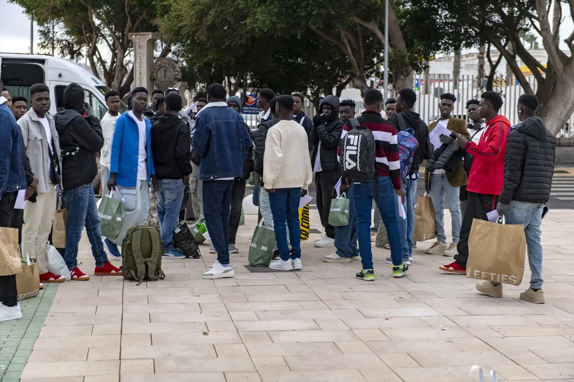 Las brutales imágenes de la 'invasión' de inmigrantes ilegales que llegan a nado a Ceuta