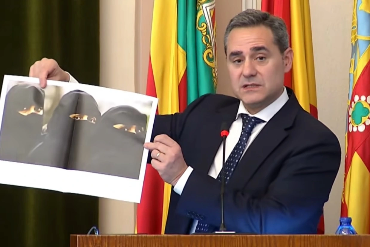 PP y Vox tumban el burka en espacios públicos valencianos pese al rechazo de la izquierda