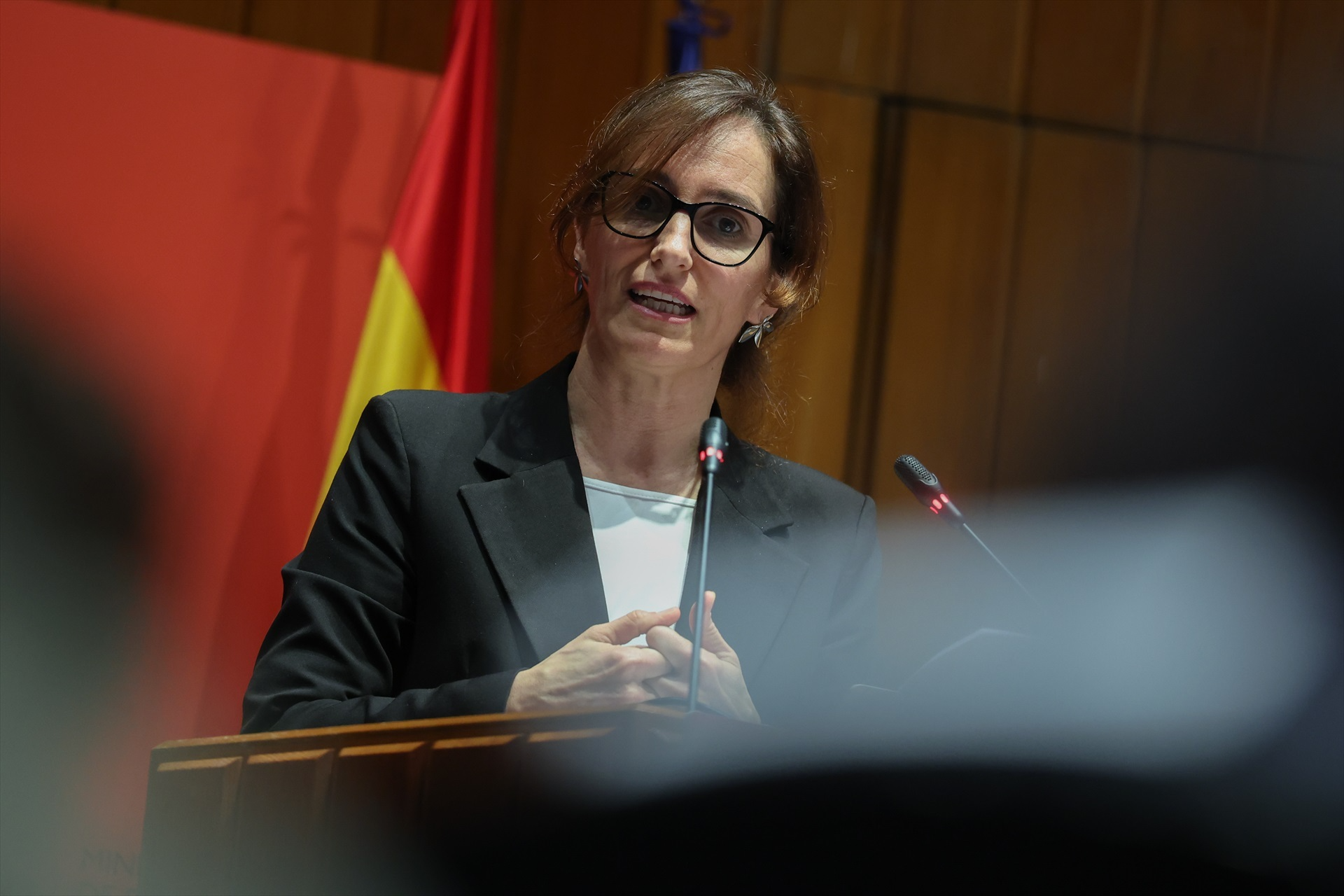 Mónica García y el Gobierno entregarán un documento a inmigrantes irregulares para que tengan acceso a Sanidad pública