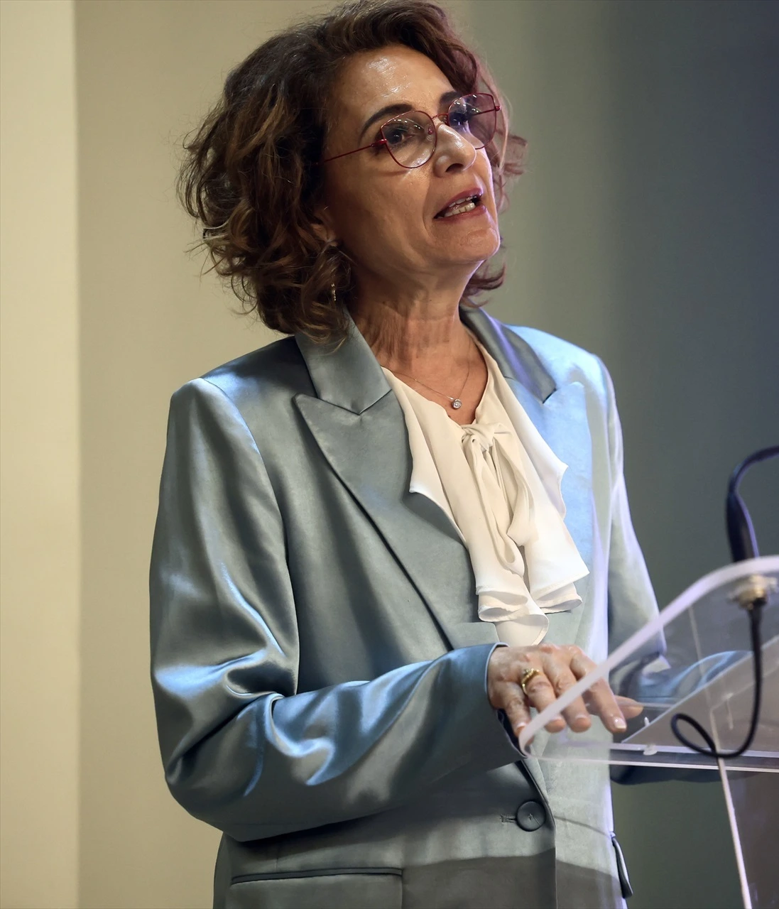 El Senado somete a examen a María Jesús Montero