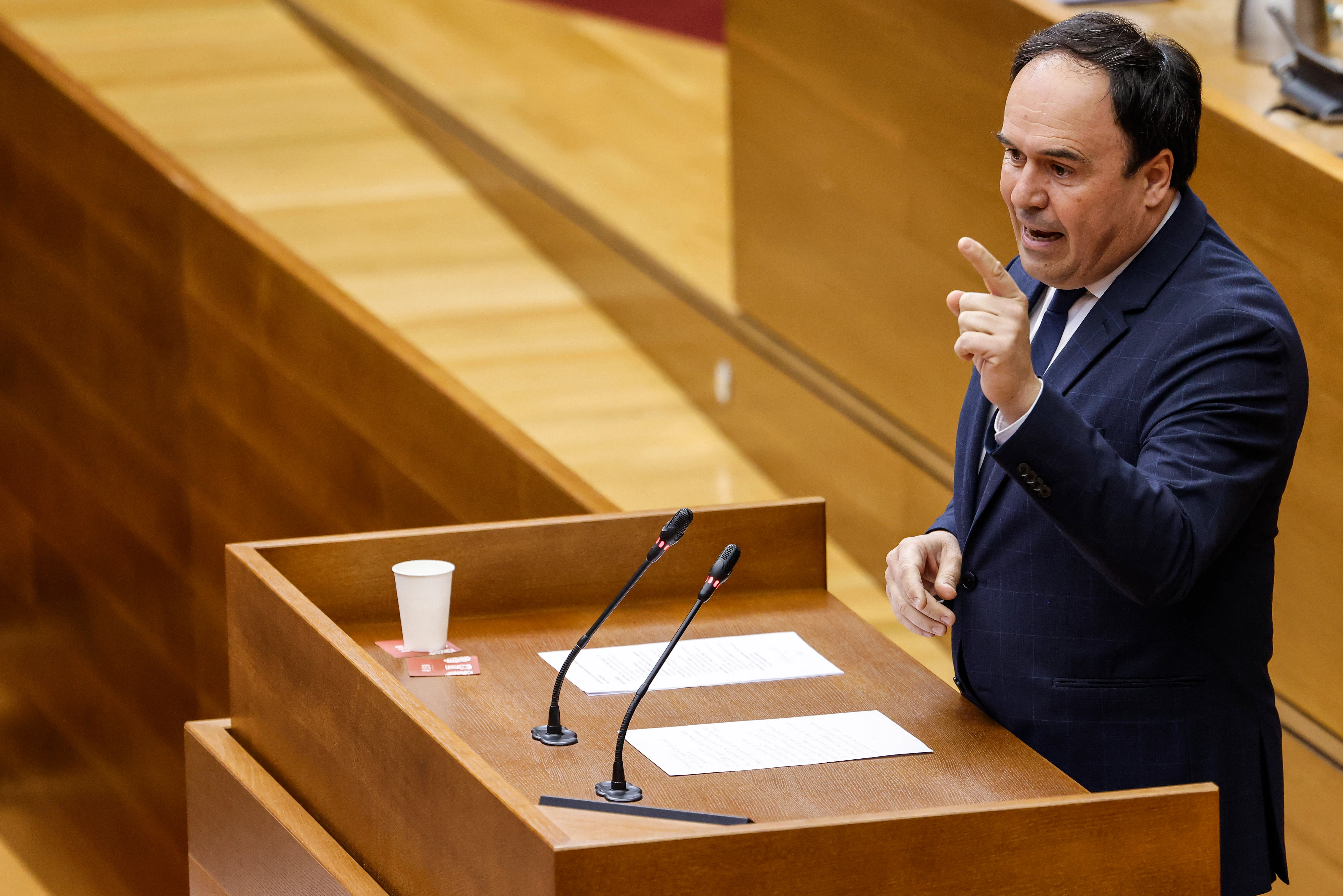 Llorca planta cara al PSPV por la contratación de su pareja y les recuerda los enchufes del Botànic