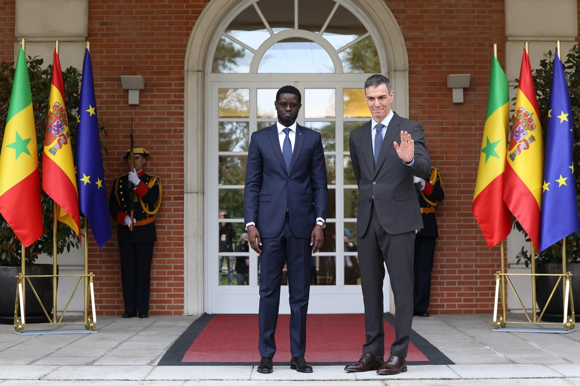 Sánchez se reúne con el líder senegalés tras regarle con ayudas e ignora sus penas a homosexuales