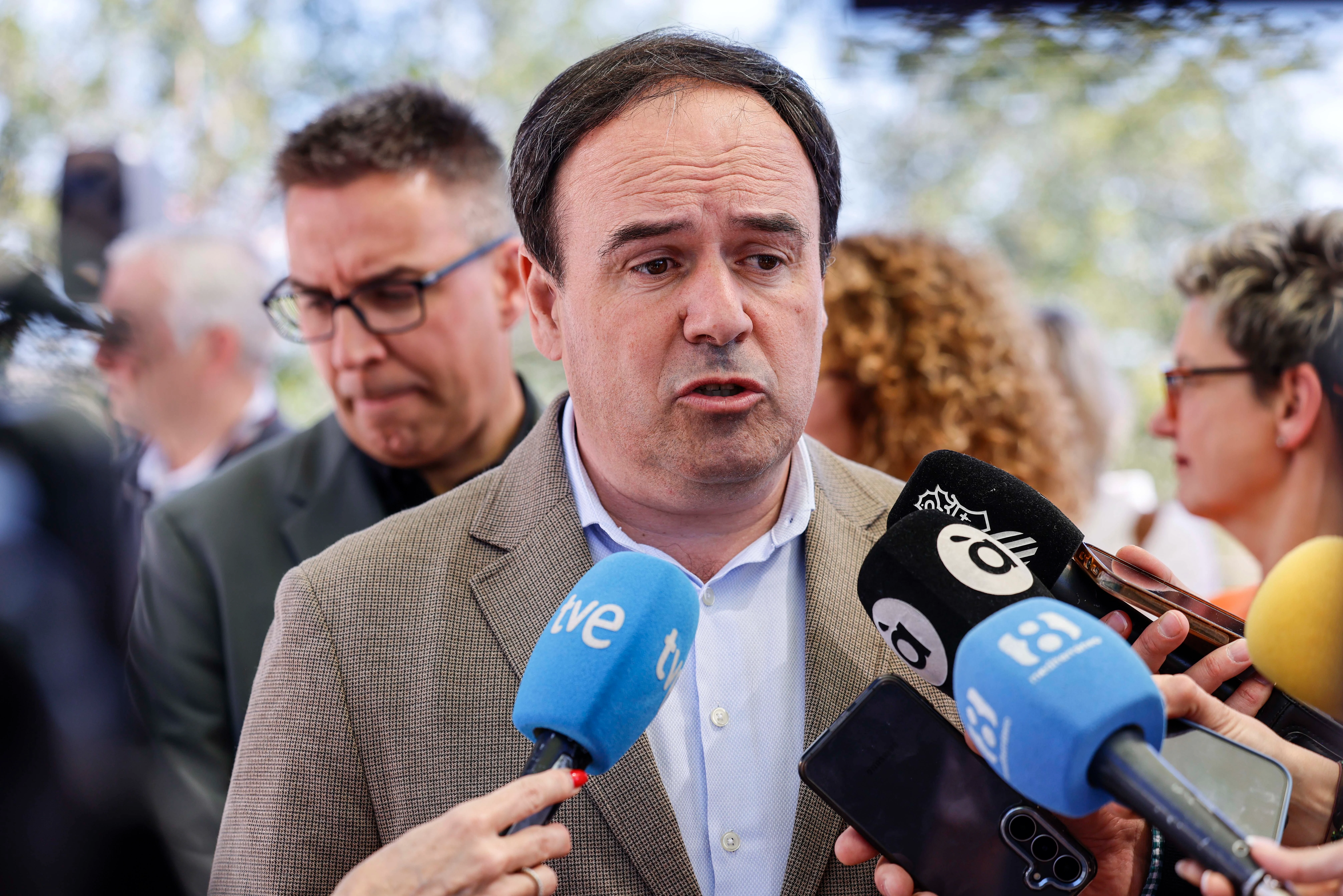 Llorca moviliza 421 millones frente a la guerra de Irán mientras Sánchez mira hacia otro lado