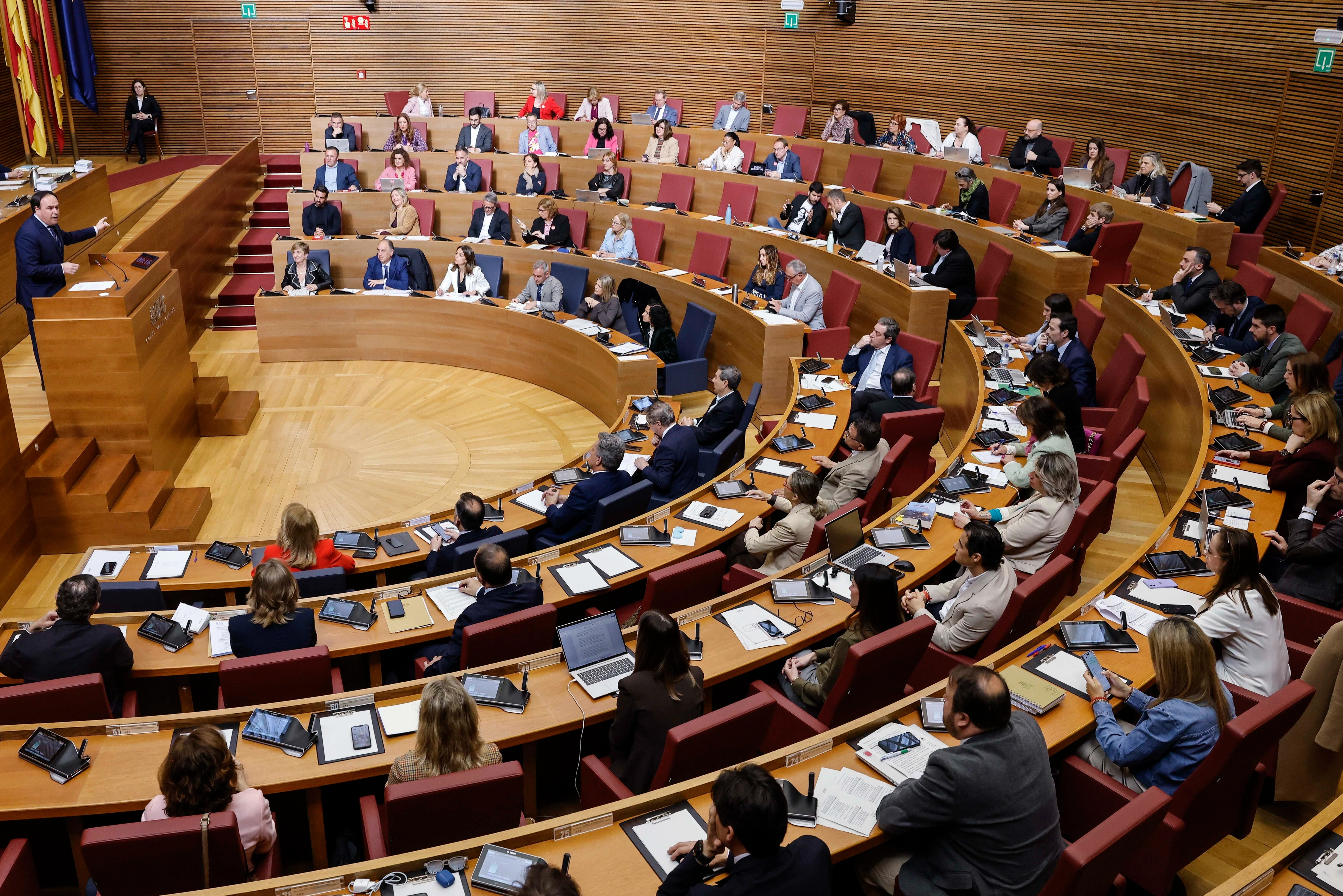 PP y Vox aprueban en Les Corts blindar las cruces de Alicante y Castelló frente a la ley de memoria de Sánchez