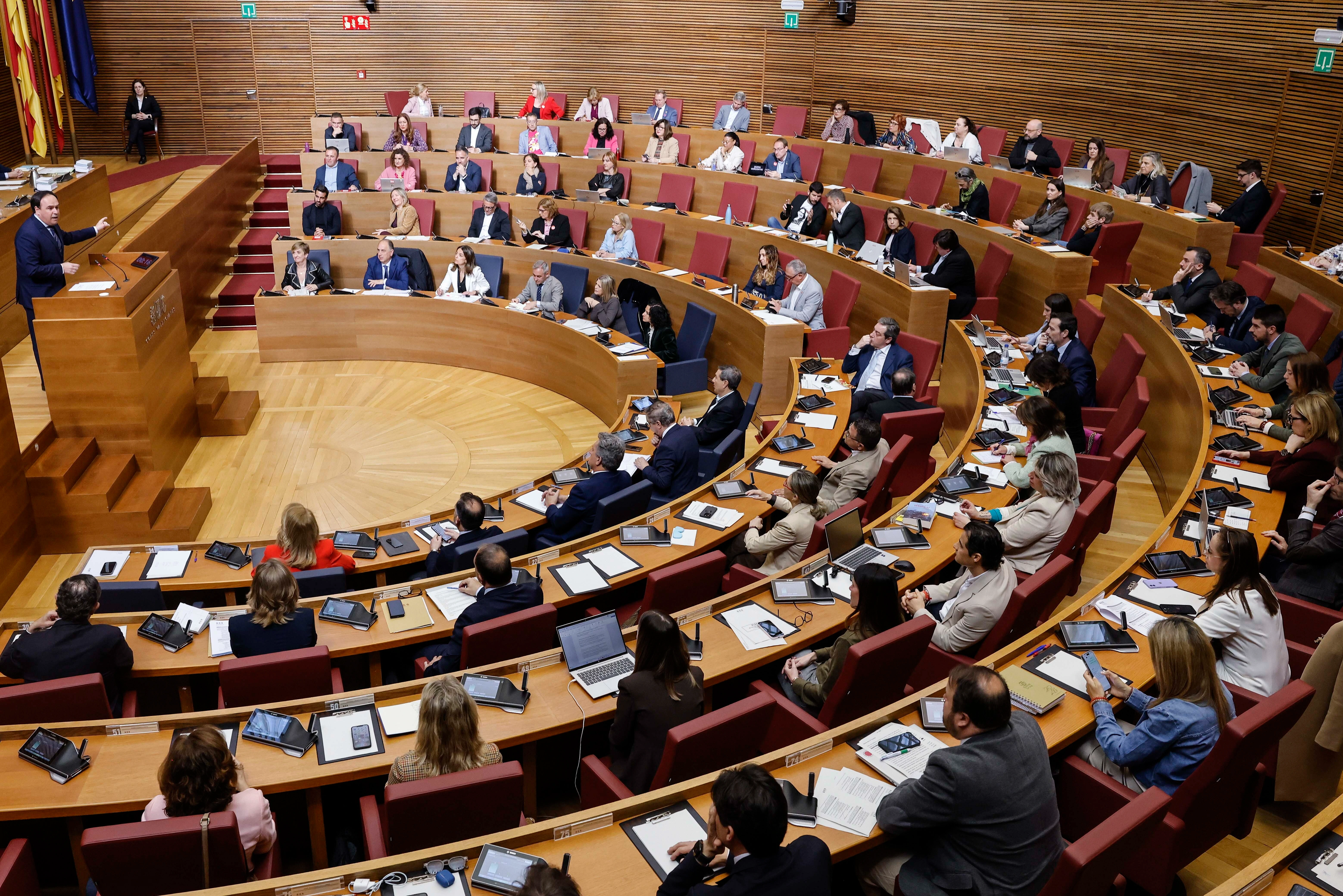 PP y Vox aprueban en las Corts una política migratoria más estricta para la Comunitat Valenciana