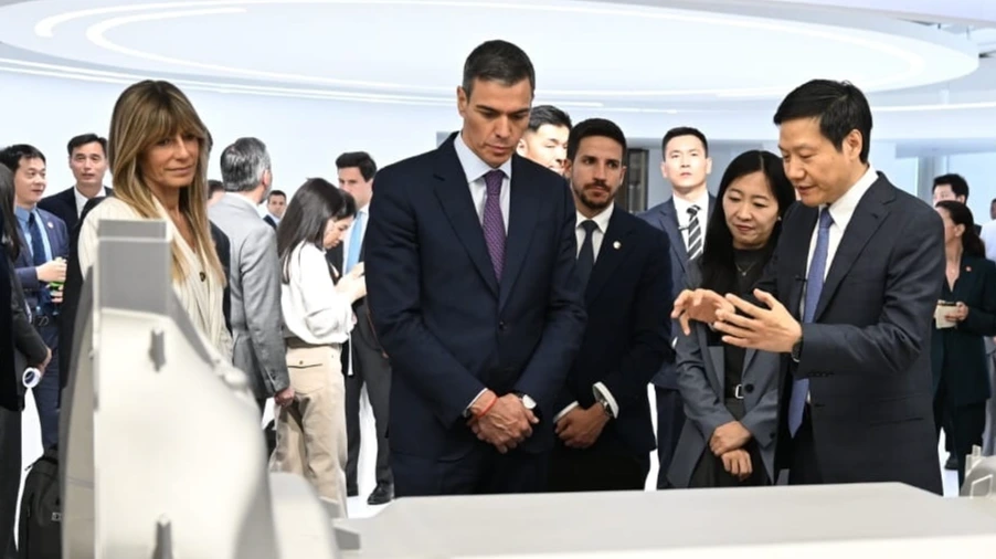 l presidene del Gobierno, Pedro Sánchez, visita la sede de Xiaomi en Pekín 