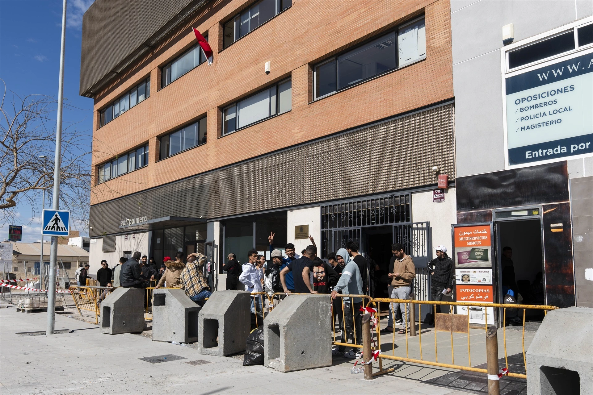 Marroquíes acuden al consulado en Almería para documentarse ante la regularización impulsada por el Gobierno