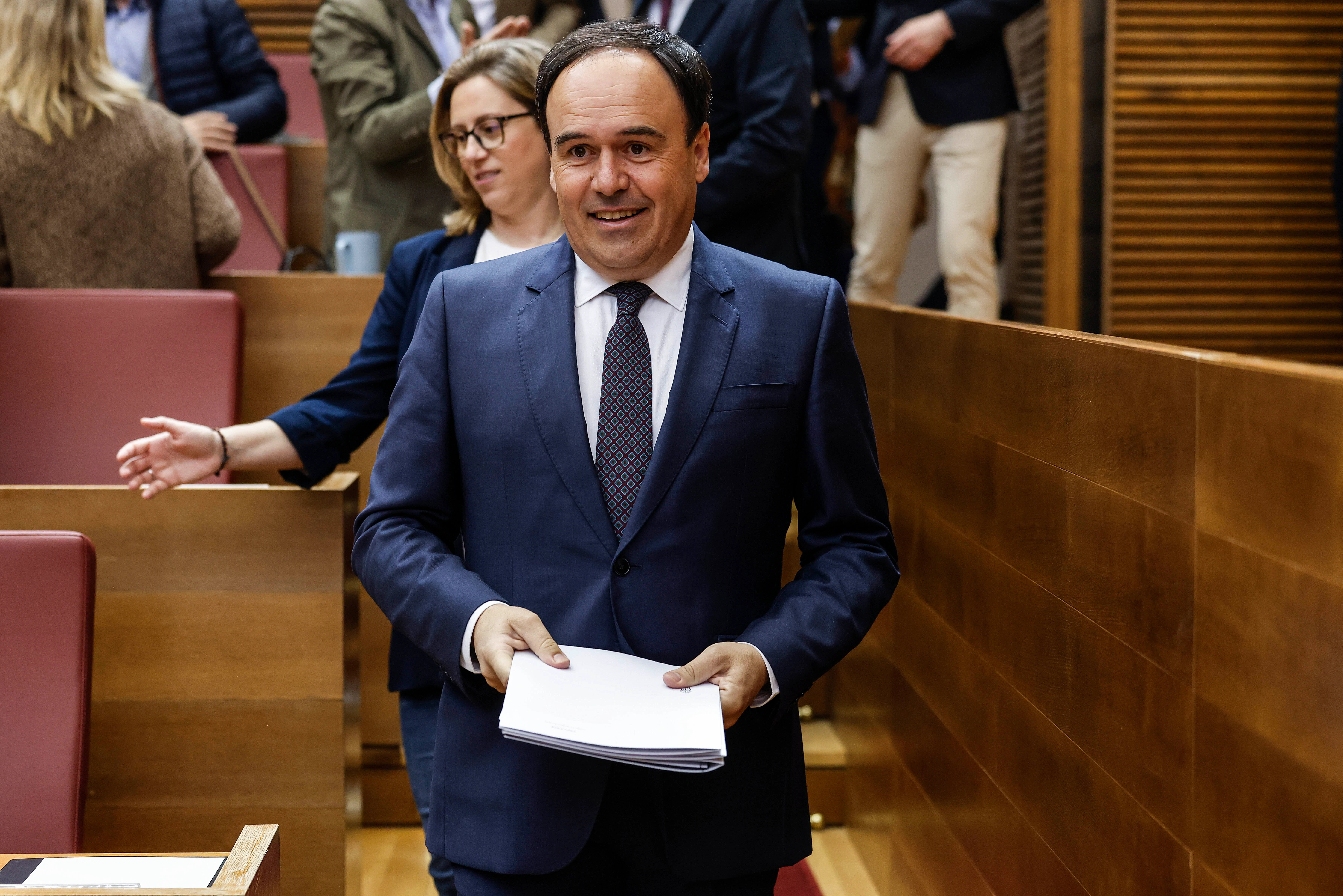 Llorca a Sánchez: "Pedir que acojamos 1.900 menores sin medios ni dinero es lo más racista que he visto en política"