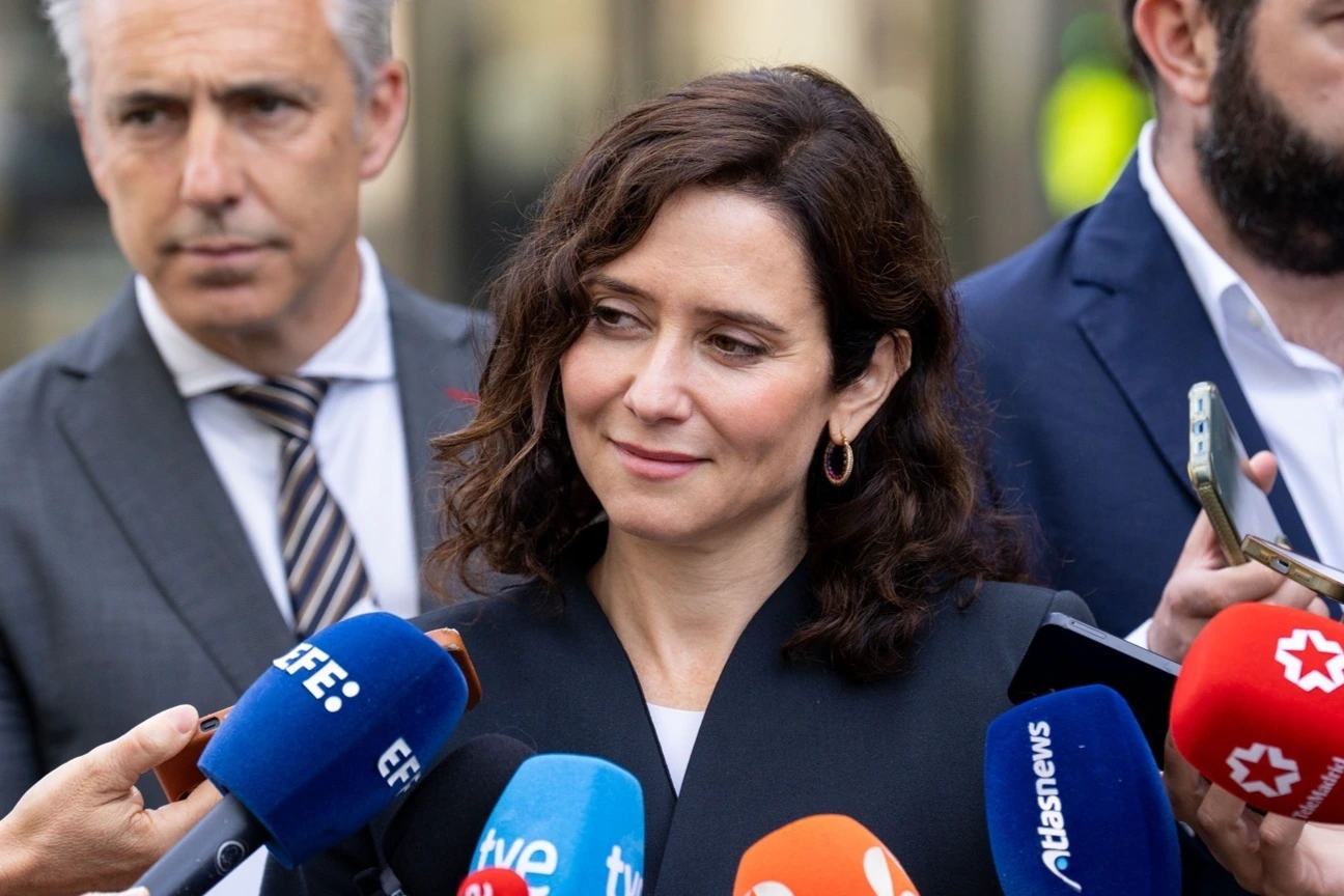 Ayuso se planta ante el Gobierno de Sánchez y llevará a los tribunales la regularización inmigratoria