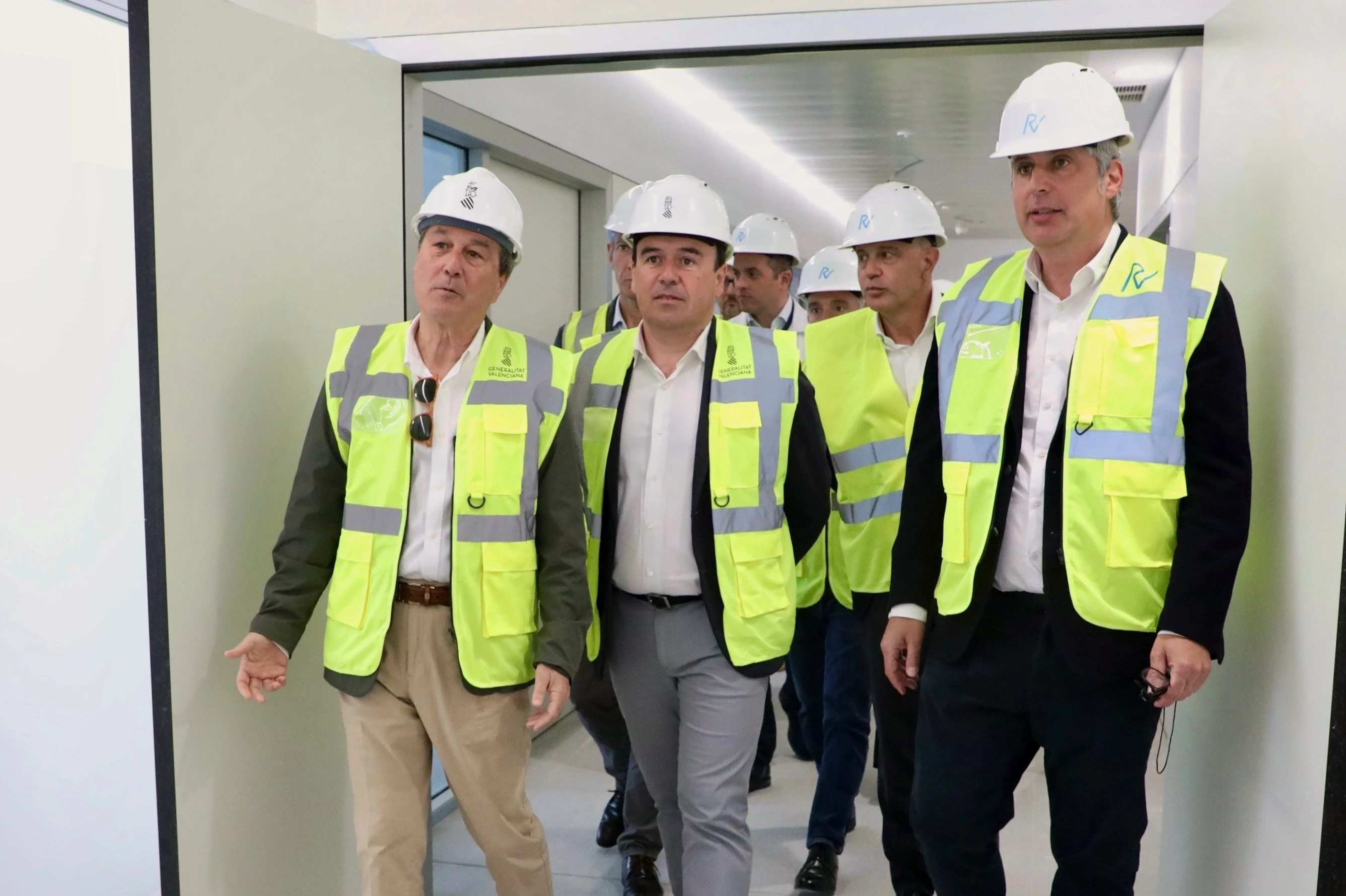 La Generalitat paga lo que Sánchez no reembolsa: más de mil millones en sanidad para "desplazados" sin respuesta