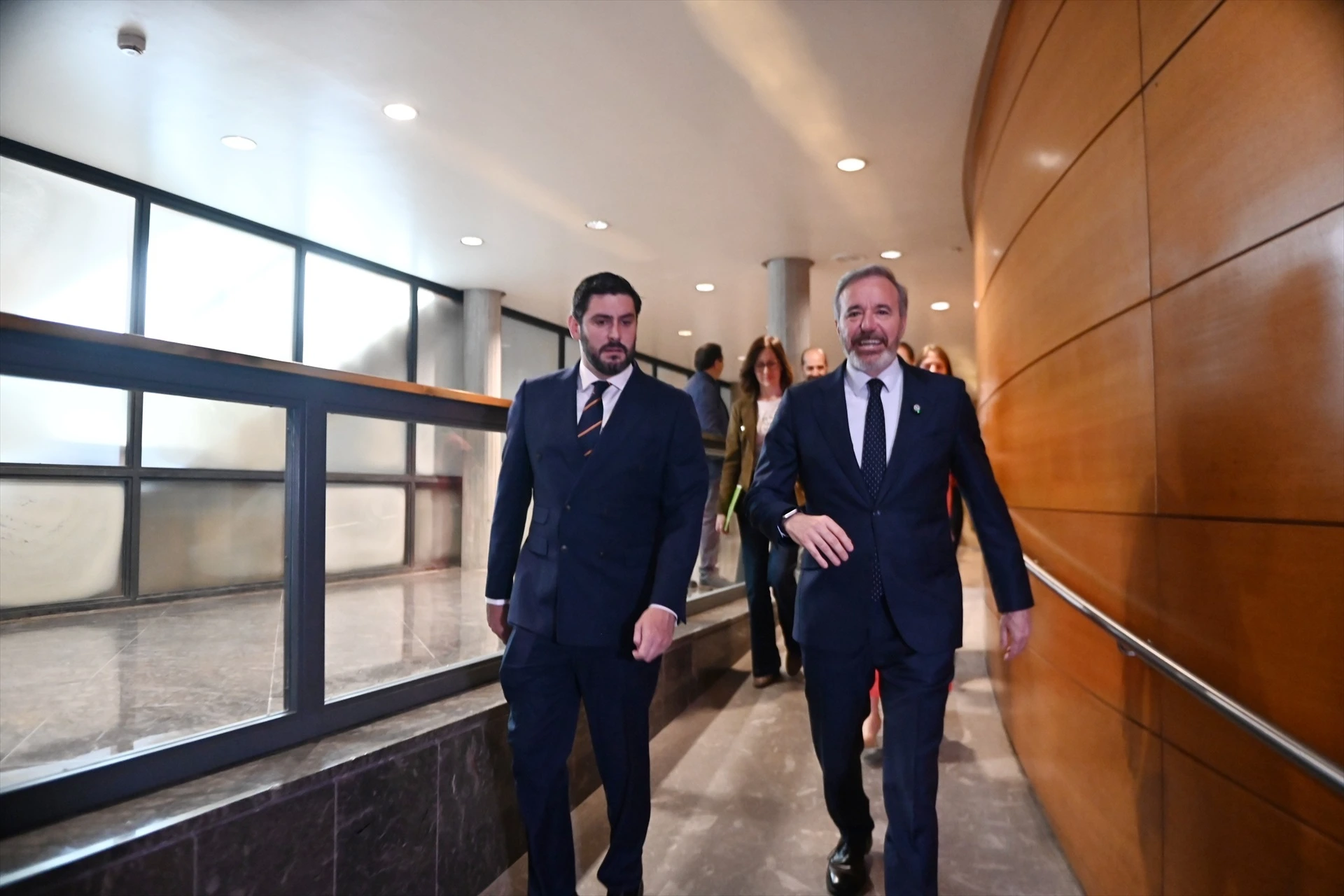 El líder de VOX en Aragón, Alejandro Nolasco, y el presidente de Aragón, Jorge Azcón